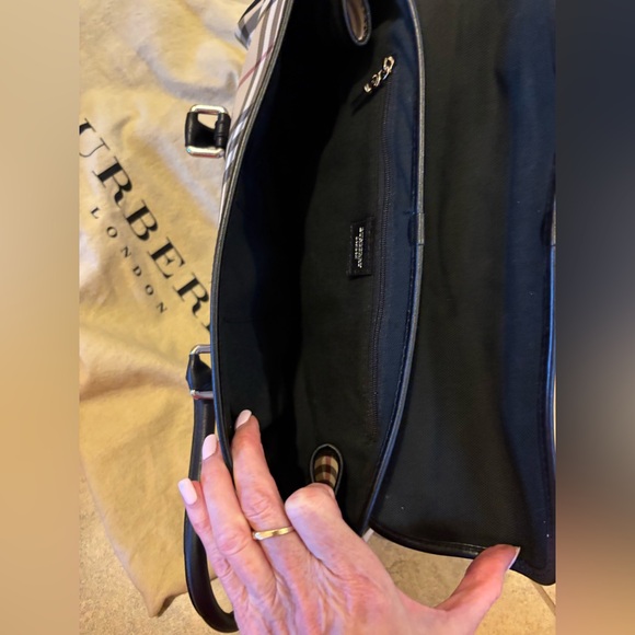 Burberry Nova Check Black Cream Shoulder Bag Authentic - Picture 12 of 16